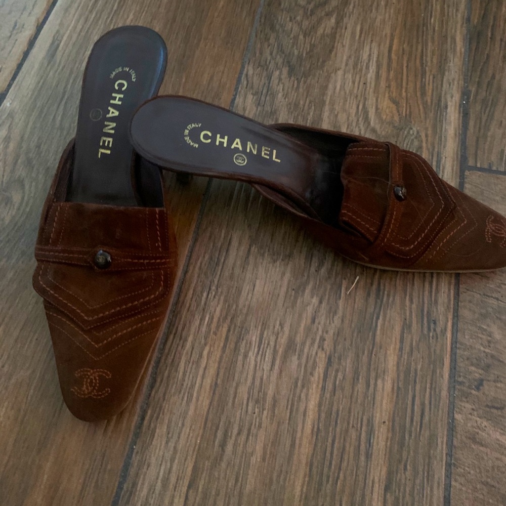 Chanel interlocking CC logo Suede Mules. Size :8:5